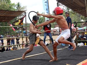 Petarung di Banyuwangi Saling Cambuk saat Tradisi Meminta Hujan Petarung di Banyuwangi Saling Cambuk saat Tradisi Meminta Hujan
