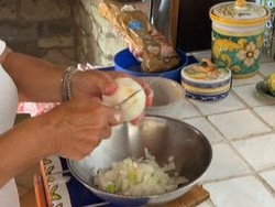 Potong Bawang Bombay Tanpa Talenan, Wanita Ini Bikin Netizen Kaget