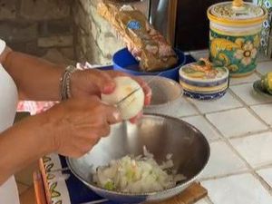 Potong Bawang Bombay Tanpa Talenan, Wanita Ini Bikin Netizen Kaget Potong Bawang Bombay Tanpa Talenan, Wanita Ini Bikin Netizen Kaget