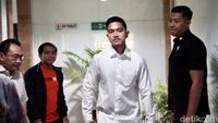 Potret Kaesang Berkemeja Putih Sambangi Kantor PGI Salemba