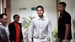 Potret Kaesang Berkemeja Putih Sambangi Kantor PGI Salemba