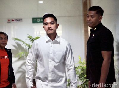 Potret Kaesang Berkemeja Putih Sambangi Kantor PGI Salemba