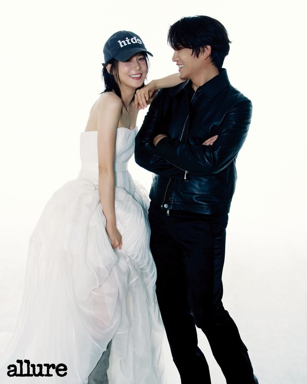 Potret Lee Bo Young dan Ji Sung dalam pemotretan bersama Allure Korea/ Foto: instagram.com/allurekorea Potret Lee Bo Young dan Ji Sung dalam pemotretan bersama Allure Korea