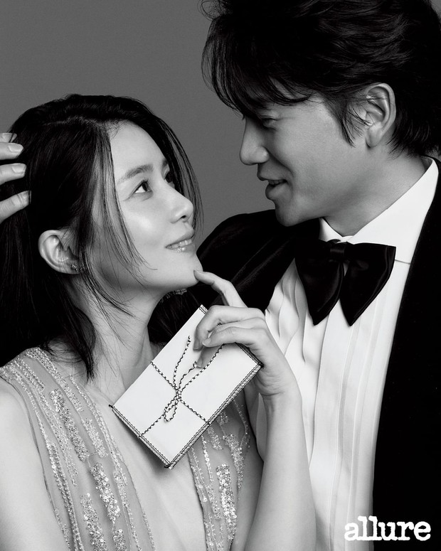 Potret Lee Bo Young dan Ji Sung dalam pemotretan bersama Allure Korea/ Foto: instagram.com/allurekorea Potret Lee Bo Young dan Ji Sung dalam pemotretan bersama Allure Korea