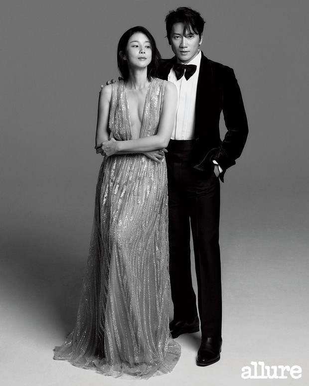 Potret Lee Bo Young dan Ji Sung dalam pemotretan bersama Allure Korea/ Foto: instagram.com/allurekorea Potret Lee Bo Young dan Ji Sung dalam pemotretan bersama Allure Korea