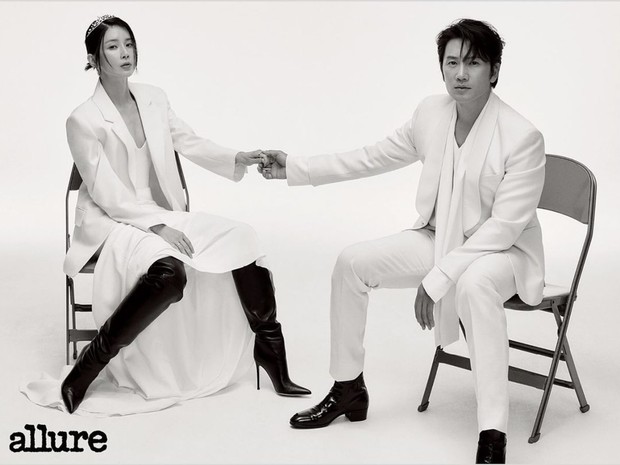 Potret Lee Bo Young dan Ji Sung dalam pemotretan bersama Allure Korea/ Foto: instagram.com/allurekorea Potret Lee Bo Young dan Ji Sung dalam pemotretan bersama Allure Korea