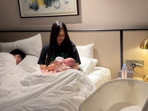 Sisca Kohl Pamer Rutinitas Jadi Ibu, Sabun Mandinya Malah Bikin Salfok Sisca Kohl Pamer Rutinitas Jadi Ibu, Sabun Mandinya Malah Bikin Salfok