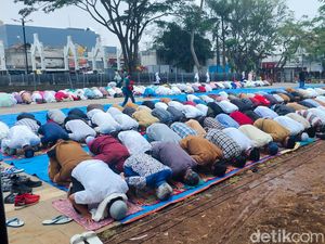 Warga Cimahi Rela Panas-panasan Salat Istisqa demi Hujan