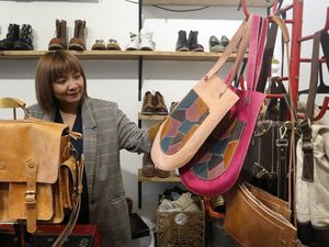 Merawat Bumi Lewat Limbah Kulit dan Plastik, Akar Kini Melejit