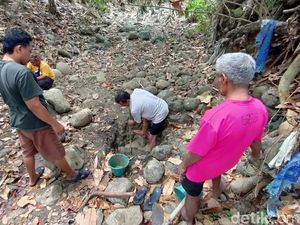 Kisah Warga Tangkisan Kulon Progo Gali Sungai Kering demi Dapatkan Air