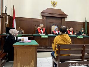 Tukang Parkir di Surabaya Bacok Teman gegara Istrinya Hendak Tertabrak Mobil Tukang Parkir di Surabaya Bacok Teman gegara Istrinya Hendak Tertabrak Mobil