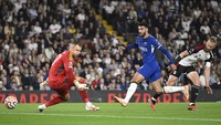 Chelsea memperbesar keunggulan menjadi 2-0 semenit berselang. Kini giliran Armando Borja yang mencetak gol. Chelsea memimpin dua gol sampai turun minum. REUTERS/Tony Obrien  