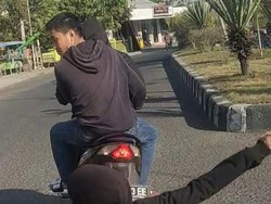 Viral, Pria Pegang Pantat Perempuan di Sumbawa Besar-Ditabrak Saksi