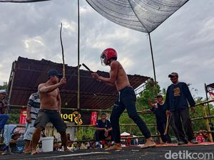 Tradisi Tiban Minta Hujan Digelar di Banyuwangi Setelah 15 Tahun Vakum Tradisi Tiban Minta Hujan Digelar di Banyuwangi Setelah 15 Tahun Vakum