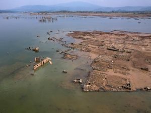 Waduk Jatigede Surut, Bekas Desa yang Tenggelam Kembali Muncul Waduk Jatigede Surut, Bekas Desa yang Tenggelam Kembali Muncul
