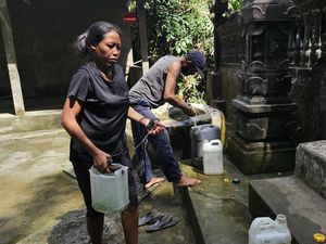 Kemarau, Warga Klungkung Timba Air dari Sumur Tua Pura Beji Kemarau, Warga Klungkung Timba Air dari Sumur Tua Pura Beji
