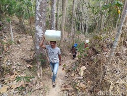 Perjuangan Warga Magelang Dapatkan Air Bersih, Susuri Bukit-Jalan 2 Km