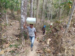 Perjuangan Warga Magelang Dapatkan Air Bersih, Susuri Bukit-Jalan 2 Km Perjuangan Warga Magelang Dapatkan Air Bersih, Susuri Bukit-Jalan 2 Km