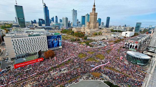 Warsawa Jadi Lautan Manusia, Ada Apa?
