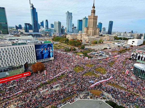 Warsawa Jadi Lautan Manusia, Ada Apa?
