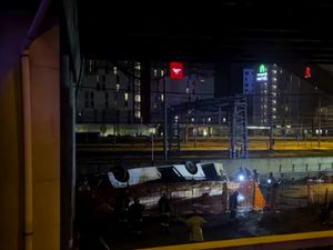 21 Orang Tewas Akibat Bus Jatuh dari Jalan Layang di Italia 21 Orang Tewas Akibat Bus Jatuh dari Jalan Layang di Italia