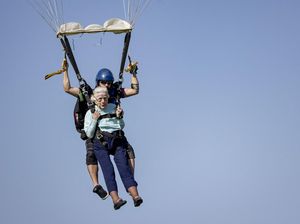 Nenek 104 Tahun yang Viral Sky Diving Meninggal Dunia Nenek 104 Tahun yang Viral Sky Diving Meninggal Dunia