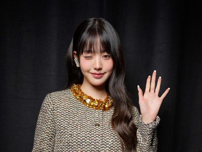 Adu Gaya Yoona, Momo, & Wonyoung Jadi BA MiuMiu di Paris Fashion Week 2023