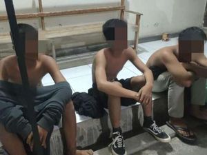 4 Gangster Mabuk dan Bawa Celurit di Kota Kediri Ditangkap Warga 4 Gangster Mabuk dan Bawa Celurit di Kota Kediri Ditangkap Warga