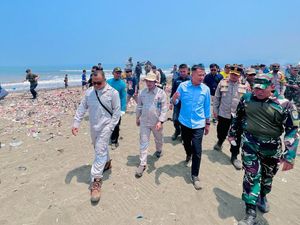 Bey Tinjau Tumpukan Sampah di Pantai Cibutun Sukabumi: Ini Limbah Garmen Bey Tinjau Tumpukan Sampah di Pantai Cibutun Sukabumi: Ini Limbah Garmen