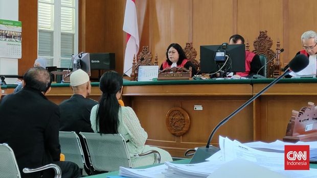 Pembawa acara televisi, Brigita Purnawati Manohara hadir di Pengadilan Tipikor Makassar untuk memberikan keterangan terkait aliran dana perkara suap dan gratifikasi, Bupati Mamberamo Tengah nonaktif, Ricky Ham Pagawak