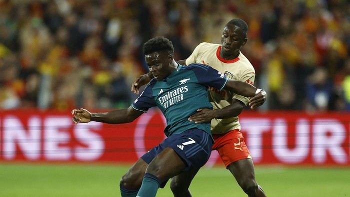 Soccer Football - Champions League - Group B - RC Lens v Arsenal - Stade Bollaert-Delelis, Lens, France - October 3, 2023  Arsenals Bukayo Saka in action with RC Lens Deiver Machado REUTERS/Christian Hartmann