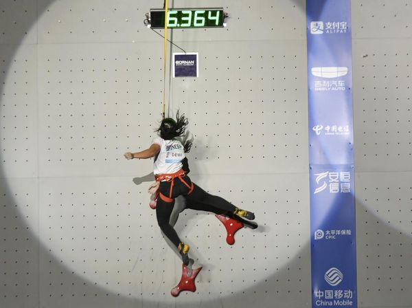 Aksi Atlet Panjat Tebing RI Raih Emas dan Perunggu Asian Games 2023