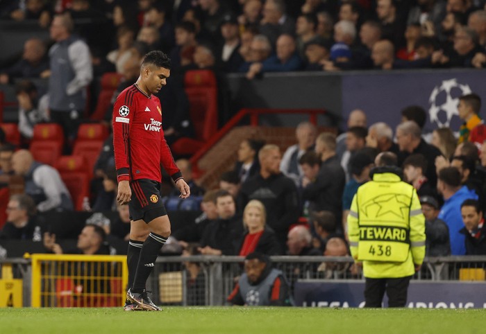 Soccer Football - Champions League - Group A - Manchester United v Galatasaray - Old Trafford, Manchester, Britain - October 3, 2023 Manchester Uniteds Casemiro walks off the pitch after being sent off Action Images via Reuters/Jason Cairnduff