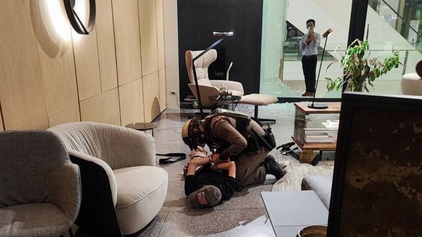 Detik-detik Penangkapan Remaja Penembak di Mal Bangkok