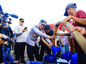 Rayakan HUT Ke-72, Humas Polri Bantu Warga Kekurangan Air Bersih