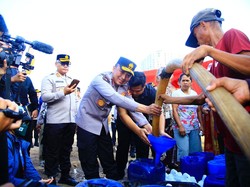 Rayakan HUT Ke-72, Humas Polri Bantu Warga Kekurangan Air Bersih