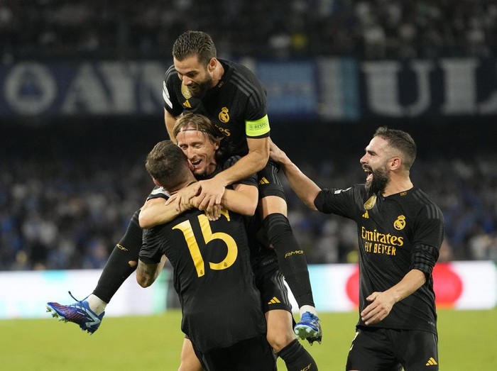 Drama Lima Gol Napoli Vs Real Madrid Napoli vs Real Madrid dalam laga Grup C Liga Champions 2023/2024 berjalan sengit. Drama lima gol terjadi, di mana Los Blancos menjadi pemenang dengan skor 3-2. Bermain di Stadion Diego Armando Maradona, Naples, Rabu (4/10/2023) dini hari WIB.