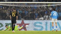Di babak kedua, Napoli sempat menyamakan skor lewat penalti Piotr Zielinski.  