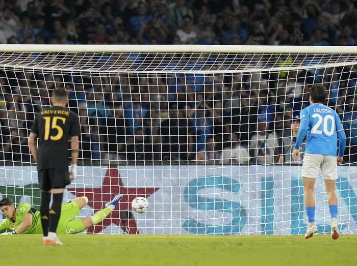 Napoli vs Real Madrid dalam laga Grup C Liga Champions 2023/2024 berjalan sengit. Drama lima gol terjadi, di mana Los Blancos menjadi pemenang dengan skor 3-2. Bermain di Stadion Diego Armando Maradona, Naples, Rabu (4/10/2023) dini hari WIB.