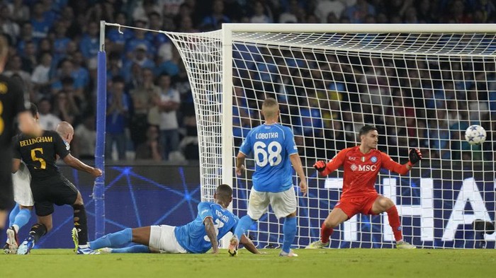 Napoli vs Real Madrid dalam laga Grup C Liga Champions 2023/2024 berjalan sengit. Drama lima gol terjadi, di mana Los Blancos menjadi pemenang dengan skor 3-2. Bermain di Stadion Diego Armando Maradona, Naples, Rabu (4/10/2023) dini hari WIB.