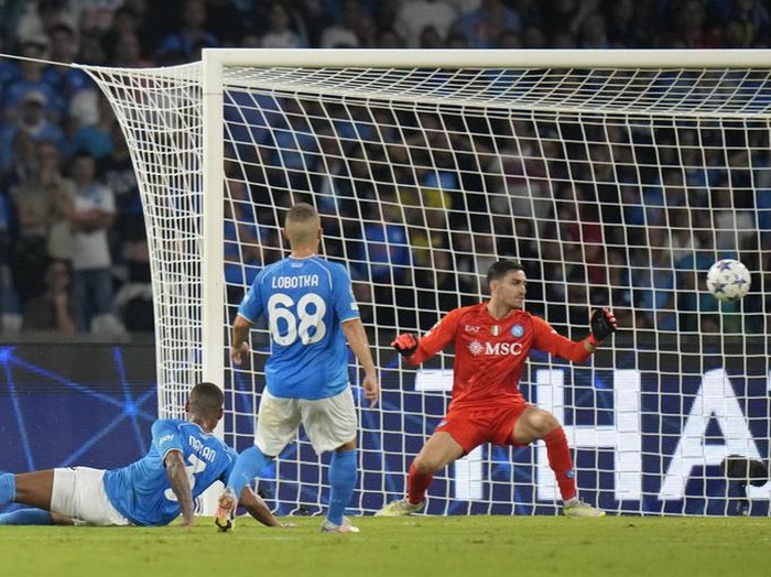 Napoli vs Real Madrid dalam laga Grup C Liga Champions 2023/2024 berjalan sengit. Drama lima gol terjadi, di mana Los Blancos menjadi pemenang dengan skor 3-2. Bermain di Stadion Diego Armando Maradona, Naples, Rabu (4/10/2023) dini hari WIB.