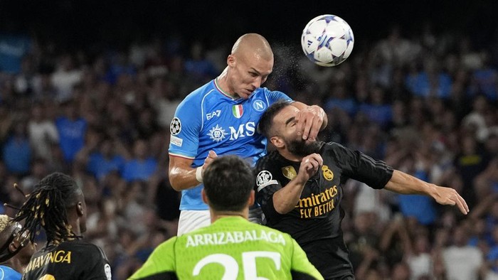 Napoli vs Real Madrid dalam laga Grup C Liga Champions 2023/2024 berjalan sengit. Drama lima gol terjadi, di mana Los Blancos menjadi pemenang dengan skor 3-2. Bermain di Stadion Diego Armando Maradona, Naples, Rabu (4/10/2023) dini hari WIB.