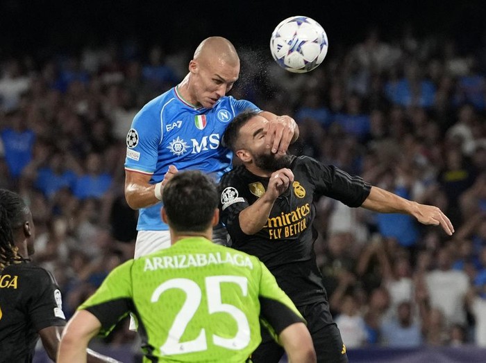 Napoli vs Real Madrid dalam laga Grup C Liga Champions 2023/2024 berjalan sengit. Drama lima gol terjadi, di mana Los Blancos menjadi pemenang dengan skor 3-2. Bermain di Stadion Diego Armando Maradona, Naples, Rabu (4/10/2023) dini hari WIB.
