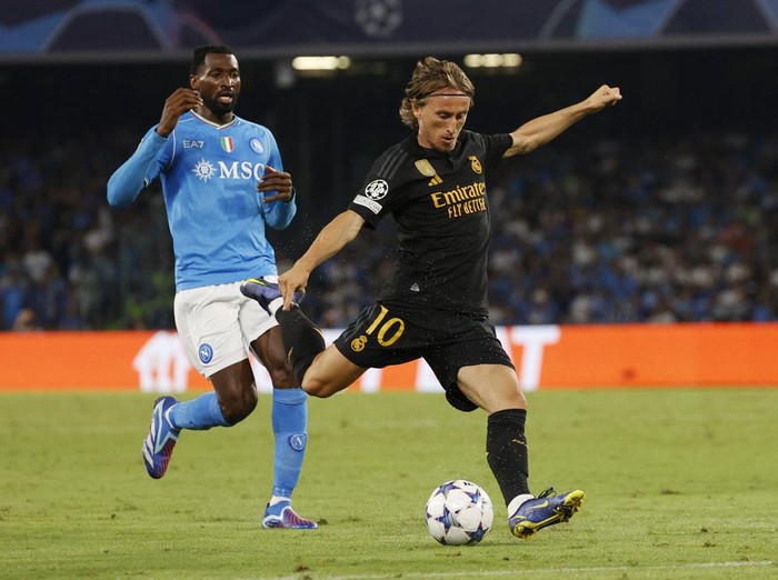 Soccer Football - Champions League - Group C - Napoli v Real Madrid - Stadio Diego Armando Maradona, Naples, Italy - October 3, 2023 Real Madrid's Luka Modric shoots at goal REUTERS/Ciro De Luca