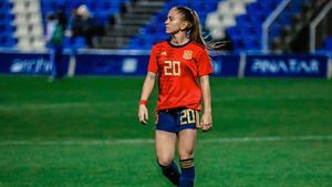 Potret Viral Elena Julve, Wanita yang Disebut Pemain Bola Terkecil di Dunia