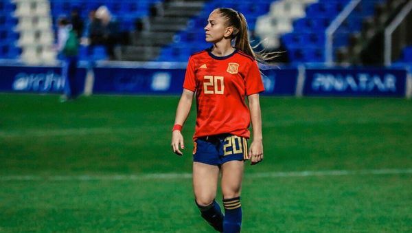 Potret Viral Elena Julve, Wanita yang Disebut Pemain Bola Terkecil di Dunia