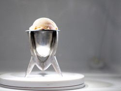 Es Krim Vanila Ini Dibuat dari Plastik Daur Ulang yang Bisa Dimakan