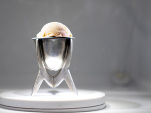 Es Krim Vanila Ini Dibuat dari Plastik Daur Ulang yang Bisa Dimakan Es Krim Vanila Ini Dibuat dari Plastik Daur Ulang yang Bisa Dimakan