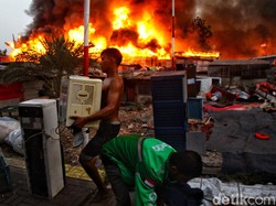 Kebakaran Besar di Gandaria Jaksel, Warga Selamatkan Barang Berharga