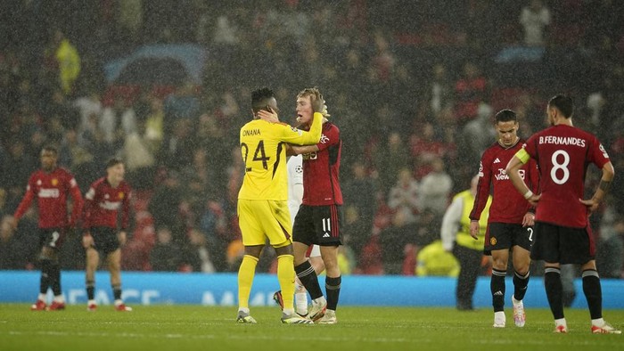 Manchester United menelan kekalahan keduanya di Liga Champions 2023/2024. Kali ini The Red Devils menyerah 2-3 di tangan Galatasaray. MU vs Galtasaray tersaji di Old Trafford, Rabu (4/9/2023) dini hari WIB.